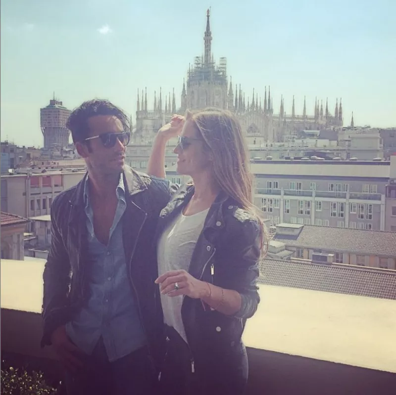 La pareja derrochó sensualidad y estilo durante la gala de la Fundación del Príncipe Alberto II de Mónaco, donde ella robó protagonismo con su interpretación.