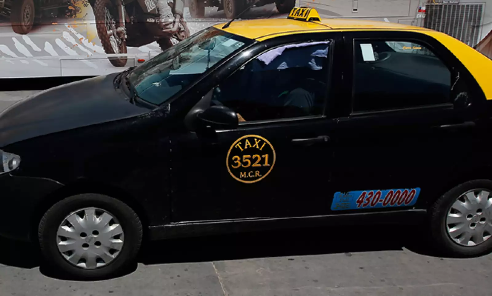 Los bonaerenses tienen entre sus particularidades en cuanto a transporte el color negro con amarillo de sus taxis.