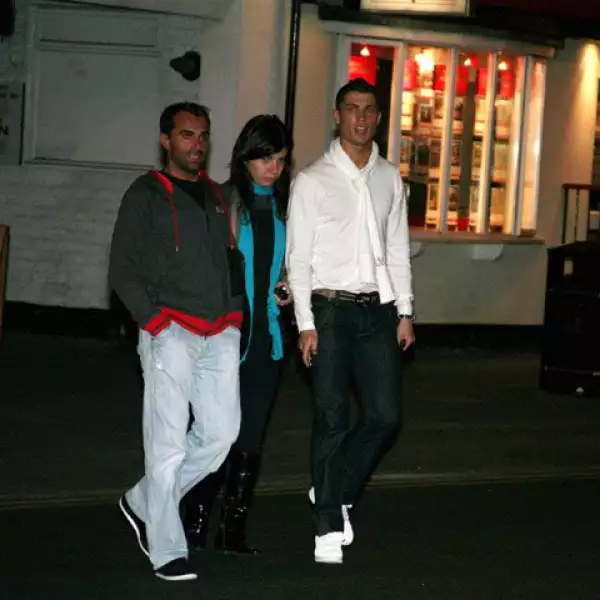 Cristiano Ronaldo sale del restaurante de comida italiana Piccolino en Bramhall.