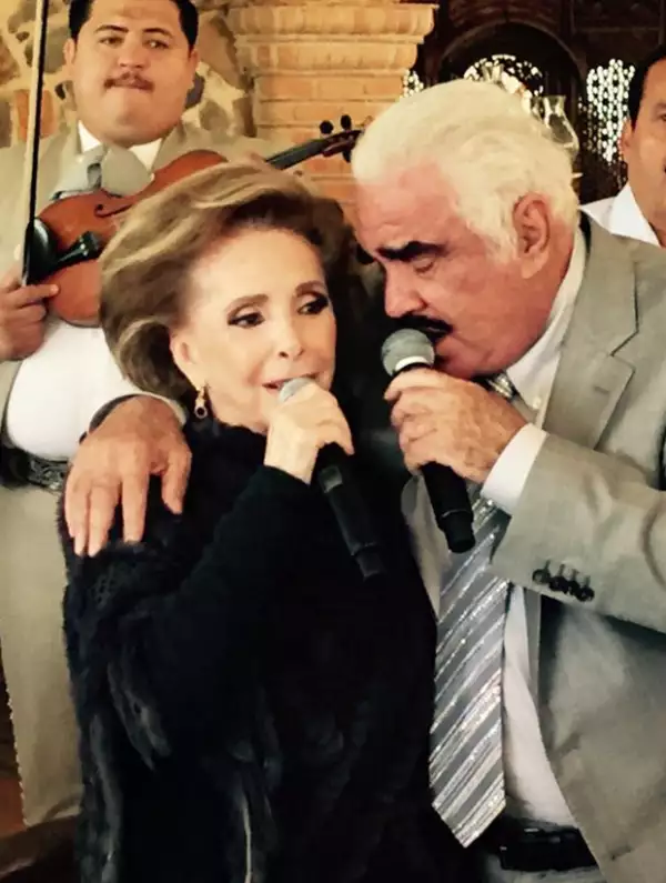 Vicente Fernández y Cuquita Abarca en el reciente cumpleaños del intérprete.