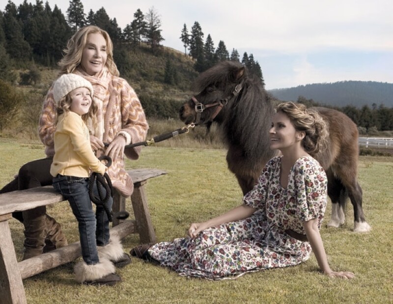El amor que Antonia le tiene a los caballos es garcias a su Abue, como ella le dice a Toni Camil. Aquí con Issabela en el rancho de la familia.