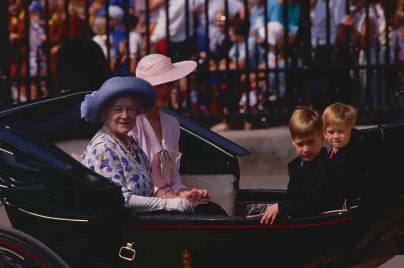 Reina madre, princesa Diana, príncipe Harry y príncipe William