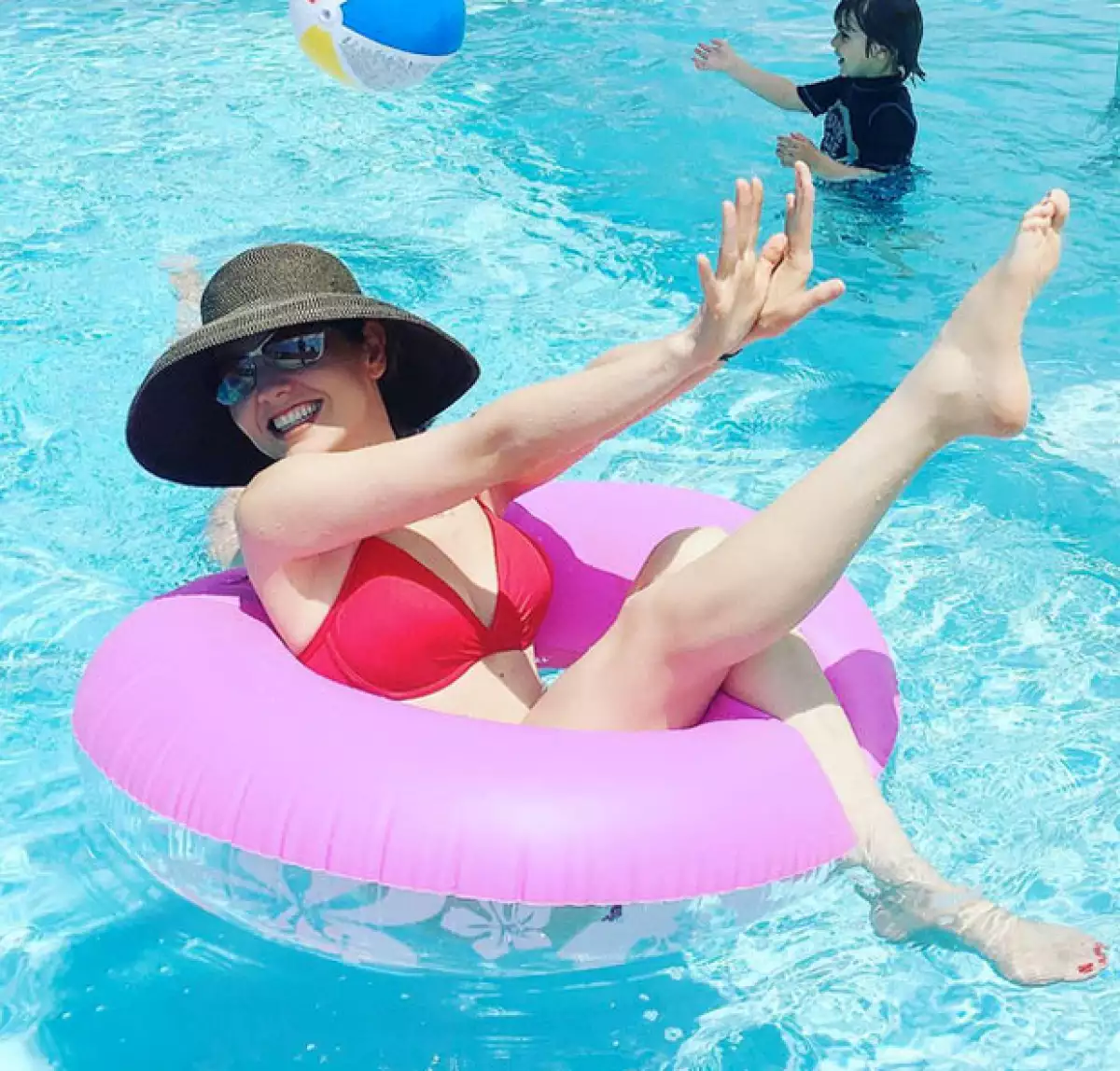 La cantante compartió una divertida tarde en la alberca junto a sus dos hijos, y horas antes disfrutaron juntos de un parque de diversiones.