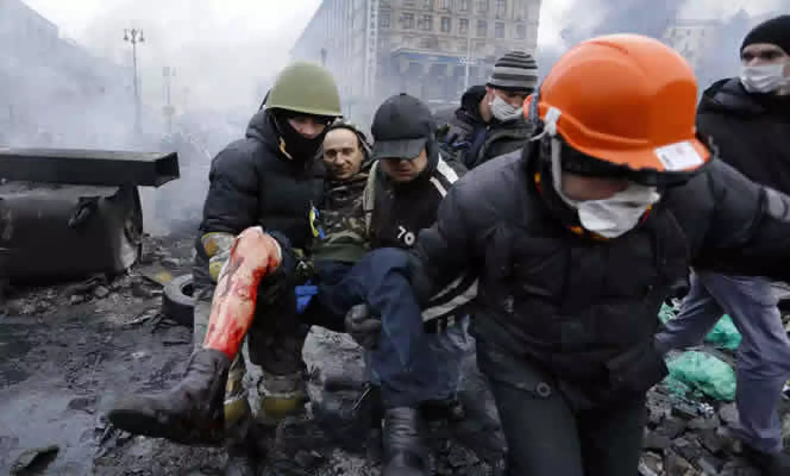 Ucrania vivió el jueves su día más sangriento desde la época soviética con un enfrentamiento armado en el centro de Kiev.