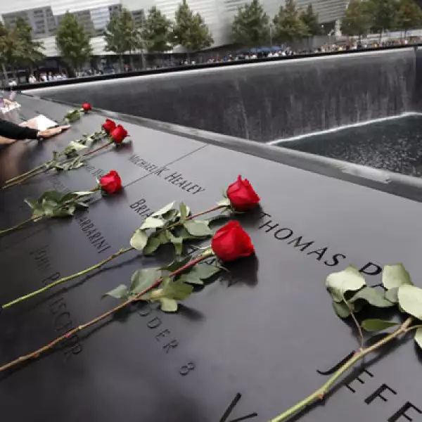 Familiares leyeron, uno a uno, los nombres de las 2,794 personas que murieron en el ataque, incluidos trabajadores, policías, bomberos y visitantes.