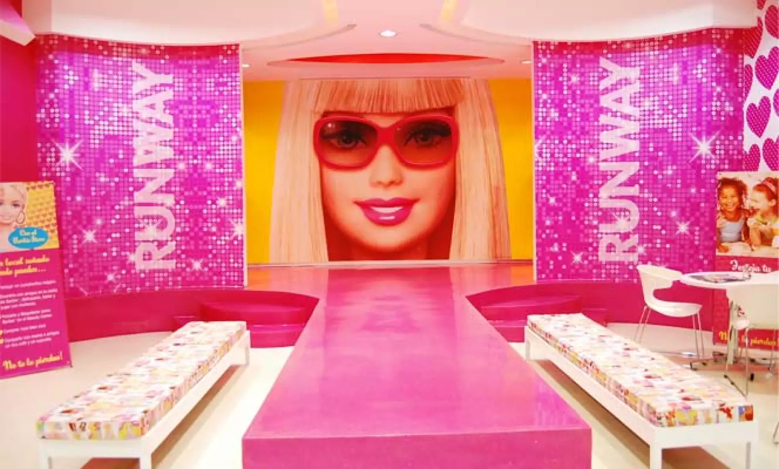 Para los papás, existe Barbie Gourmet, un espacio donde podrán disfrutar de una taza de café acompañado de un cupcake ‘Barbie’.