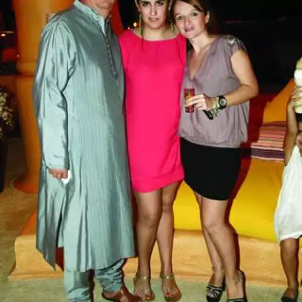 Con sus hijas. Jorge,Kenya y Yelena Vergara