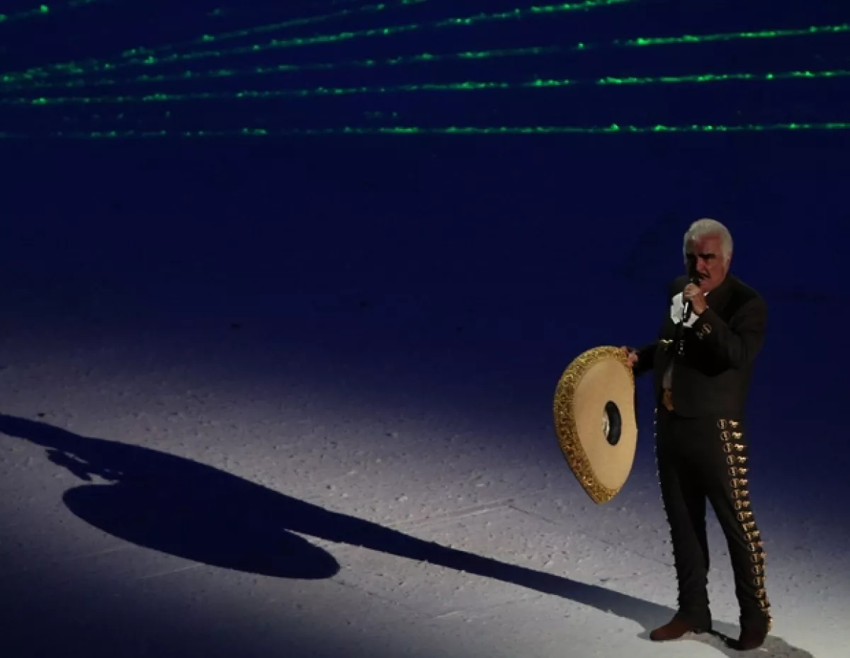 Vicente Fernández hizo vibrar el estadio Omnilife al interpretar el himno nacional.