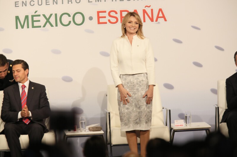 Angélica Rivera vistió un conjunto de dos piezas de Benito Santos.