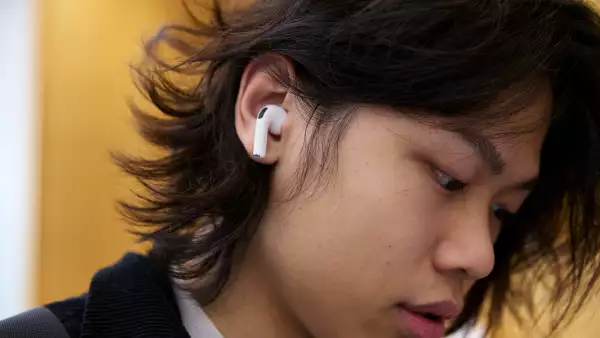 ¿Aprender otro idioma a la 'antigüita' o usar audífonos que traducen en tiempo real? Lo que la IA no puede suplir