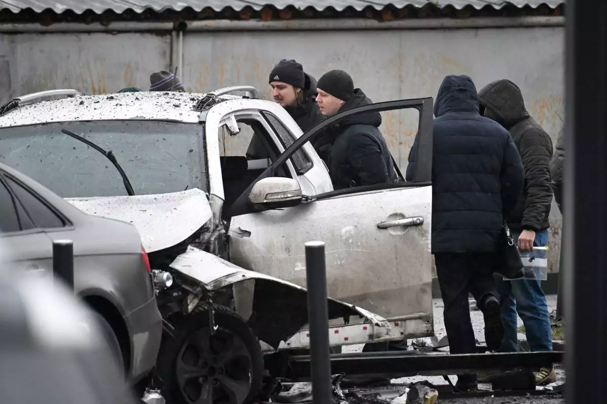 Los investigadores trabajan en el sitio de explosión de automóviles en el sur de Moscú el 22 de diciembre de 2025. El teniente general Fanil Sarvarov, jefe del departamento de entrenamiento dentro del Estado Mayor, fue asesinado en Moscú el 22 de diciembre de 2025 después de que un artefacto explosivo colocado debajo de su automóvil explotara, dijeron los investigadores en un comunicado.