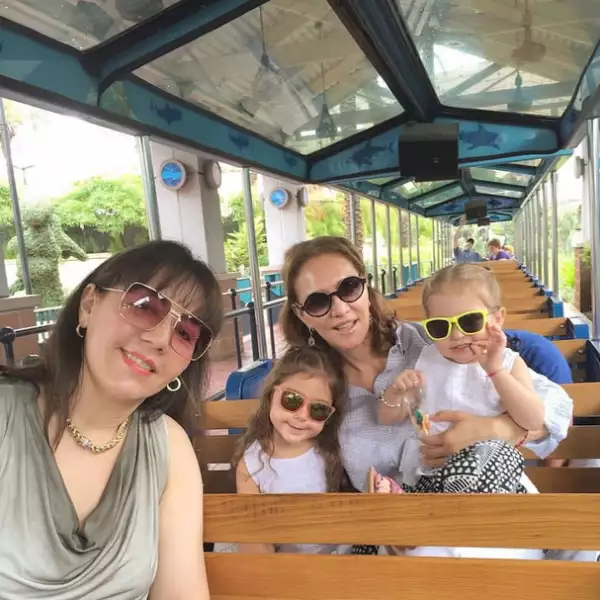 En otro parque de diversiones con las pequeñas, pero esta vez en Houston.