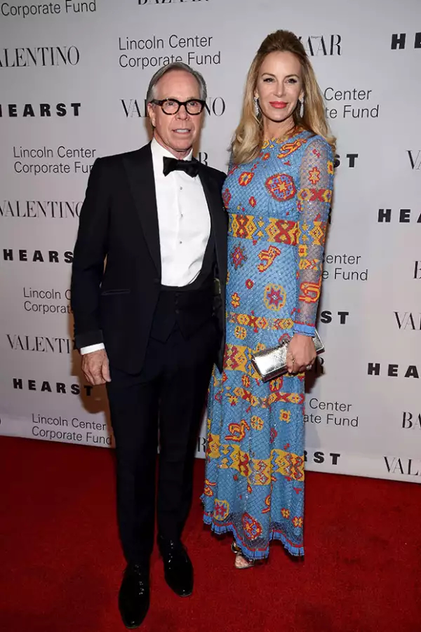 La esposa de Tommy Hilfiger se decidió por llevar el pelo suelto y strap shoes.