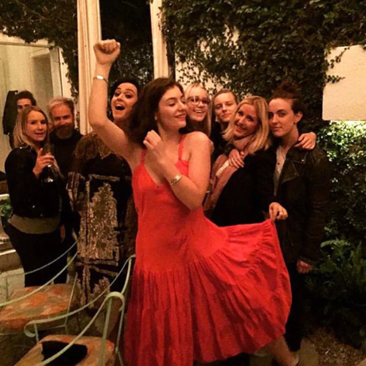 Las amigas de Taylor aparecen muy sonrientes al lado de Katy Perry
