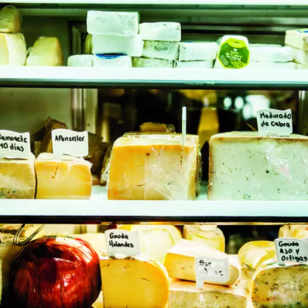 Luna de Queso: Al cruzar la puerta de esta tienda de productor gourmet penetra un olor que no se olvida fácilmente.  Establecer su origen se antoja complicado, casi imposible. Podría ser el aroma d...