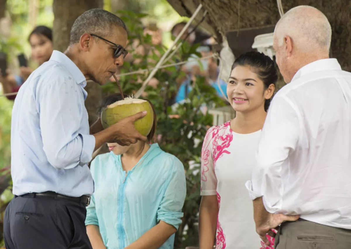 Obama encantó con su carisma en su visita a Laos.