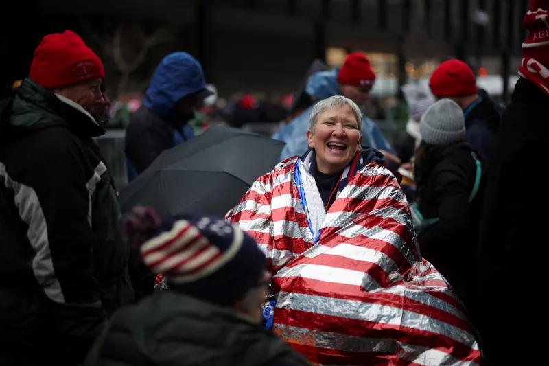 Un partidario reacciona cuando otros se reúnen fuera del Capital One Arena, antes de un mitin para el presidente electo de los Estados Unidos, Donald Trump, el día antes de que esté previsto que sea investido para un segundo mandato, en Washington, EE. UU., el 19 de enero de 2025.