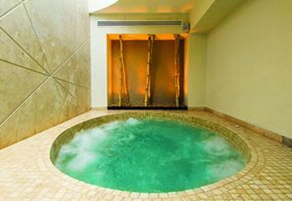 Es posible relajarse en un pozo de agua con sales o en jacuzzi después de la terapia.