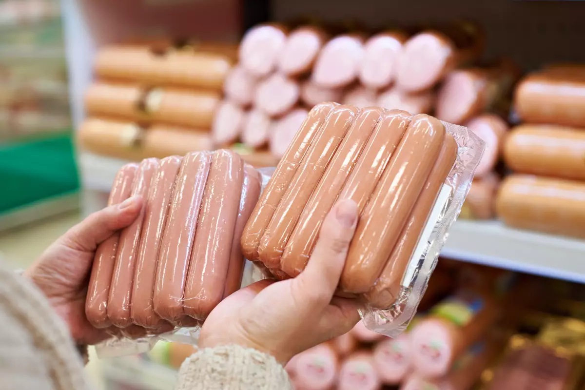 Profeco exhibe las salchichas que dicen tener pavo: las marcas reprobadas por la Revista del Consumidor 