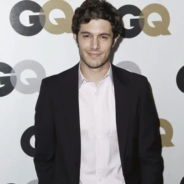 El actor Adam Brody en la premiación del Hombre del Año de GQ.