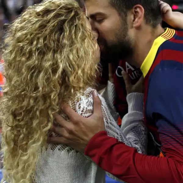 Gerard no podía irse sin darle un romántico beso a su guapa novia.