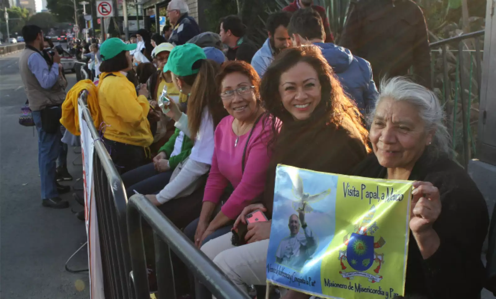 Cientos de capitalinos y foráneos apartaron su lugar en varios tramos de los 19 km de vallas para recibir a Francisco.