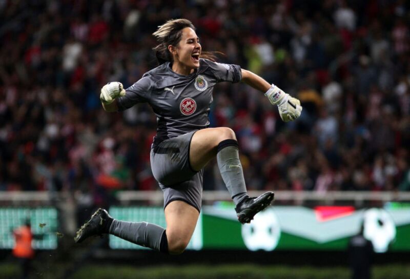 La arquera de las Chivas