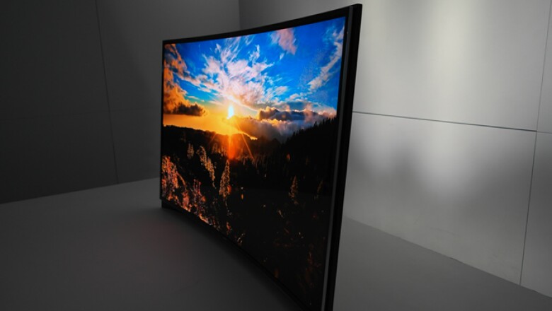 Samsung presentó la primera pantalla curva OLED del mercado, la cual llegaría al mercado antes de 2016.