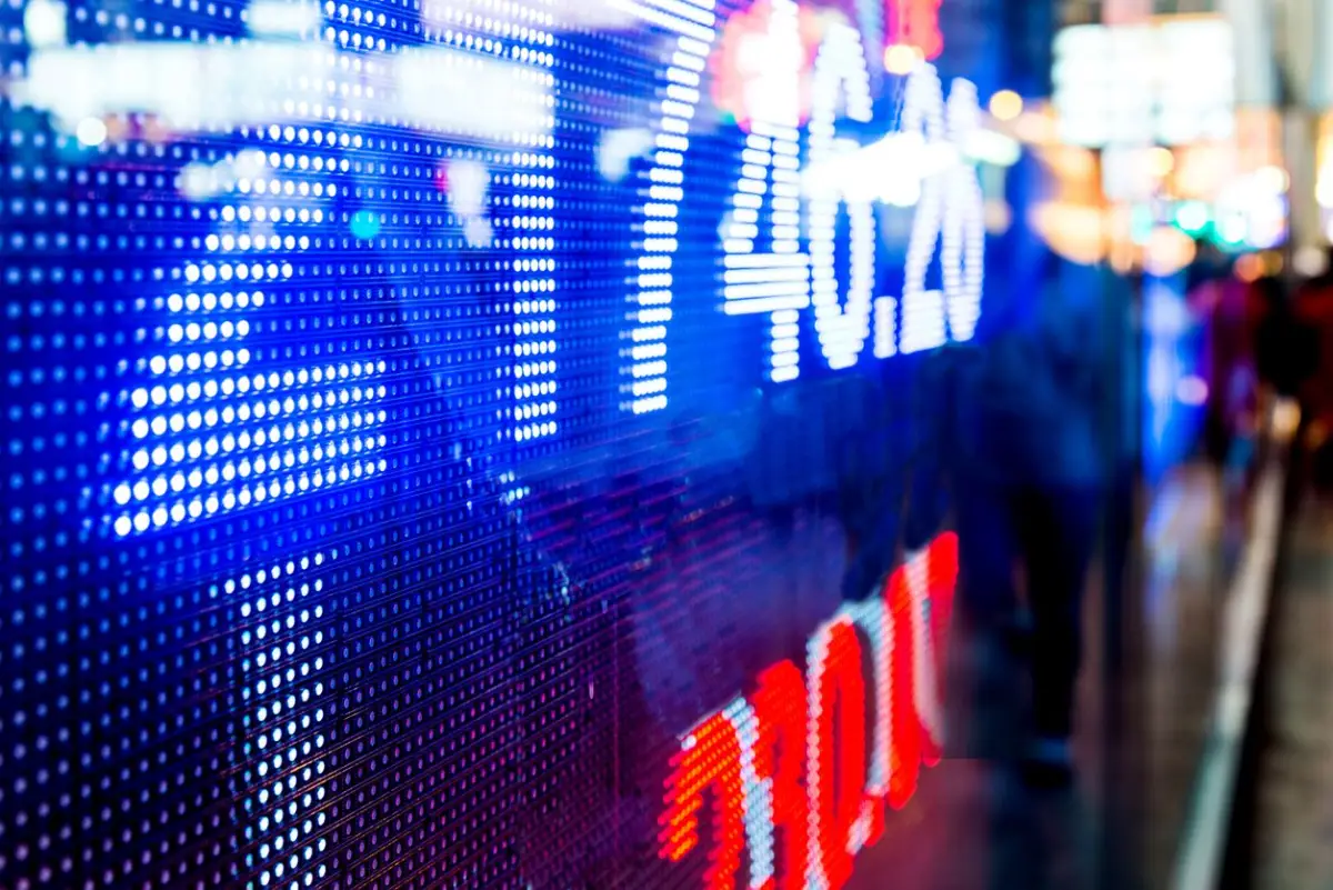 El "índice del miedo" de Wall Street anota un alza récord, mientras las bolsas caen