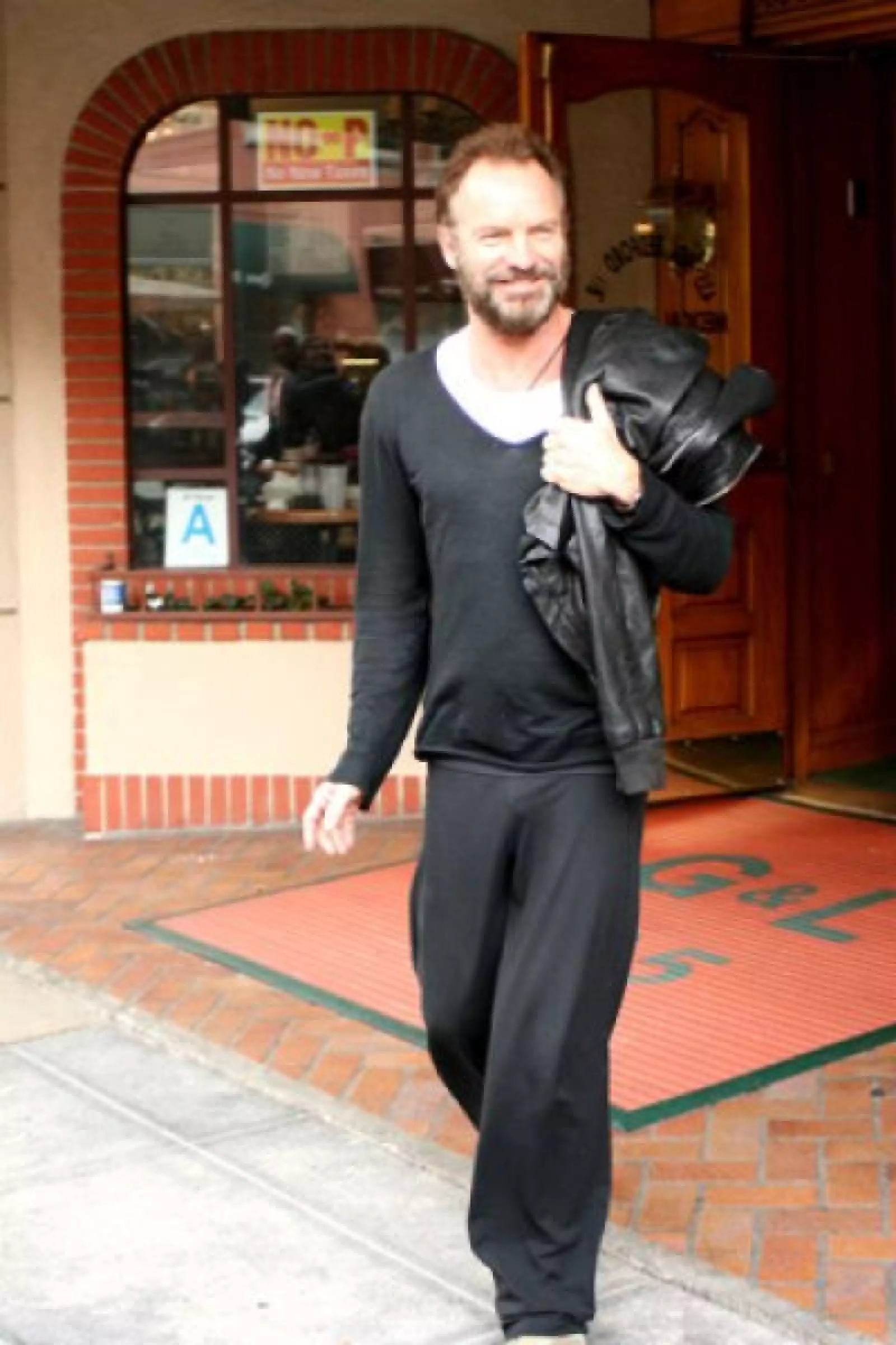 Sting sale de un complejo médico en Beverly Hills, California.