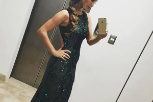 La cantante lució un vestido verde con lentejuelas del diseñador mexicano Benito Santos.