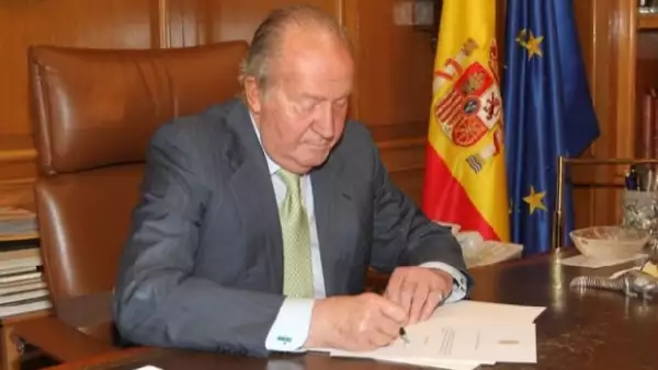 El día de hoy el rey de España abdicó en favor de su hijo el príncipe Felipe de Asturias.