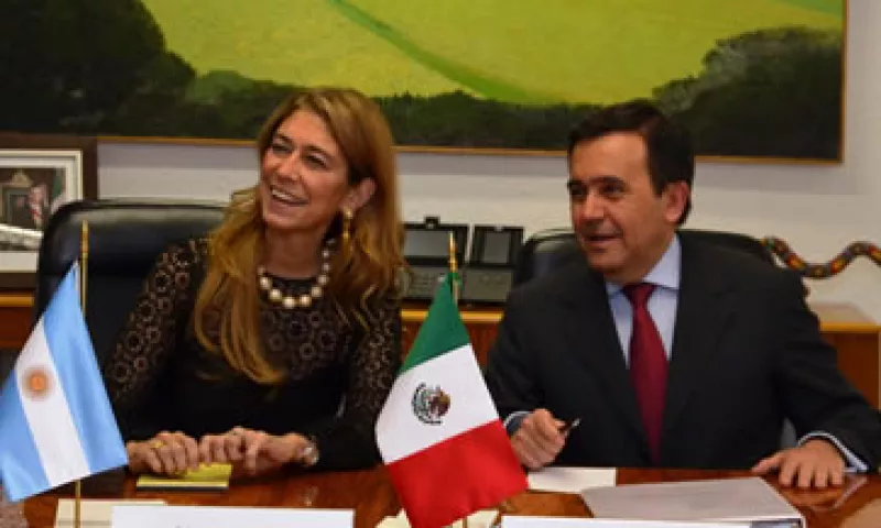 El secretario de Economía de México, Ildefonso Guajardo, y la ministra de Industria de Argentina, Débora Giorgi, analizaron la relación económica bilateral. (Foto: tomada de economia.gob.mx)