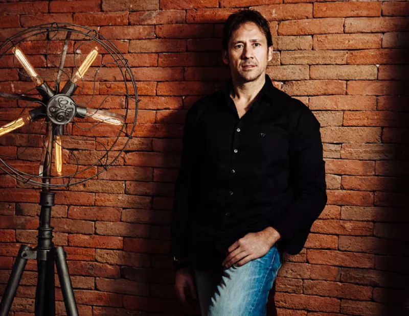 La vida de este nutriólogo cambió cuando empezó a hacerse popular en España por sus tratamientos antienvejecimiento. Y volvió a dar un giro cuando vio que podía ayudar a la gente. Hoy es cineasta.