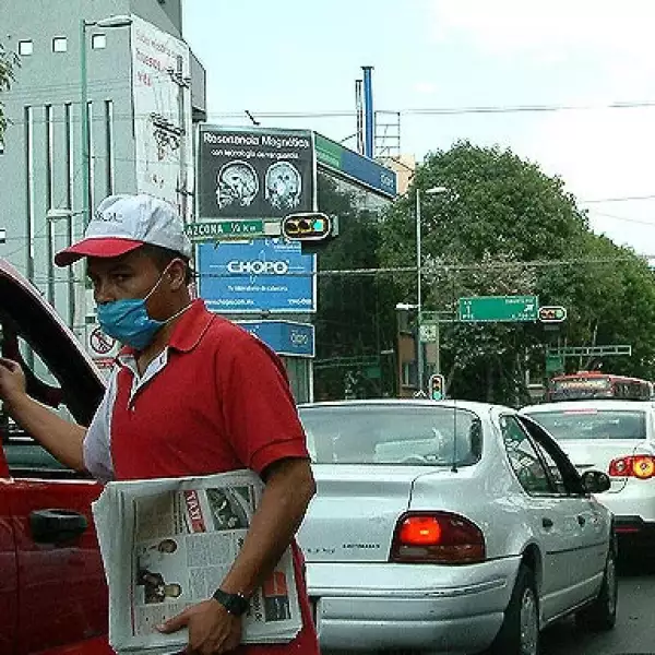 Voceadores y personas luchan en conjunto de las acciones federales para mantenerse a salvo.