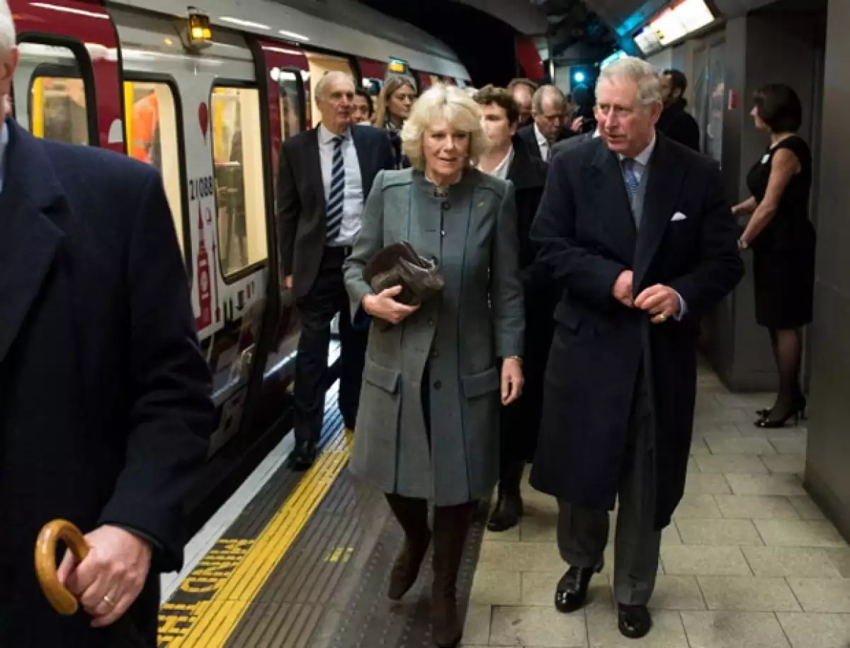 Aquí paseando por el andén.