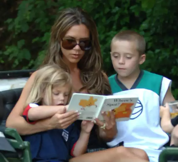 Victoria con dos de sus hijos en un paseo por Londres en 2006.