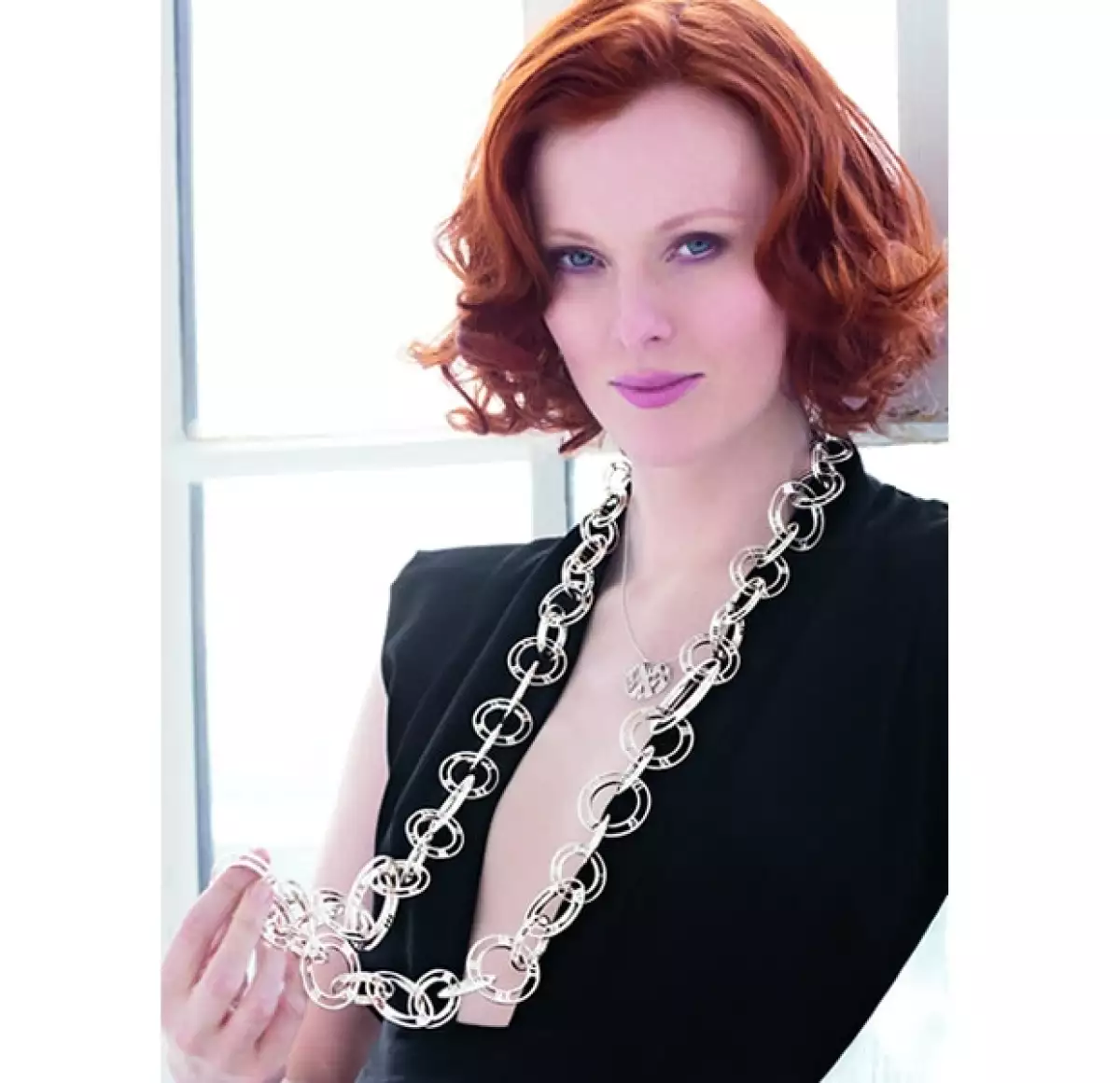 Karen Elson usando el collar Atlas de plata de ley.