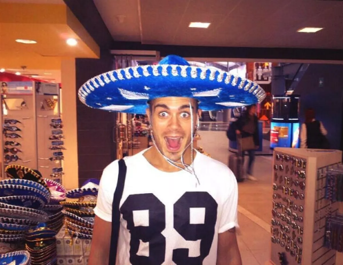 Max George a su llegada al aeropuerto de la Ciudad de México.