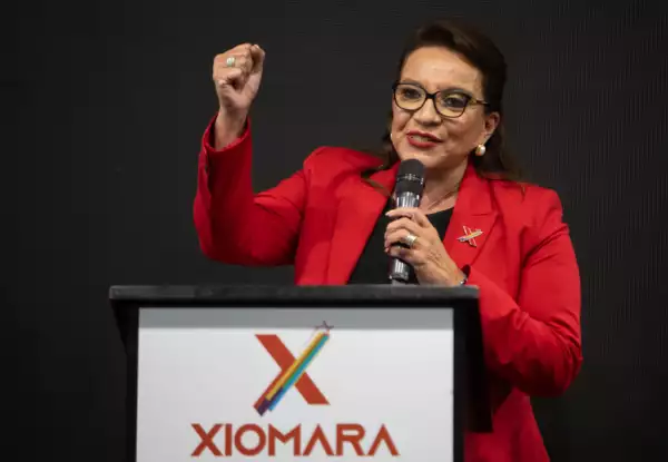 Xiomara Castro, candidata presidencial del Partido Libertad y Refundacion (Libre), habla en una conferencia de prensa el 28 de noviembre de 2021 en Tegucigalpa, Honduras.