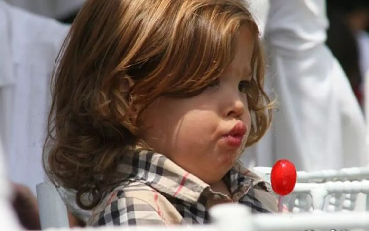 El pequeño Dalí asistió al evento vistiendo una camisa Burberry.