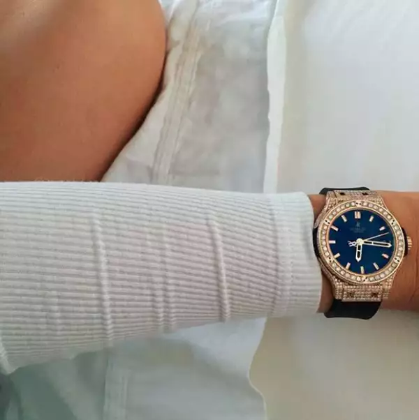 El rapero sorprendió a su novia con un reloj de diamantes.