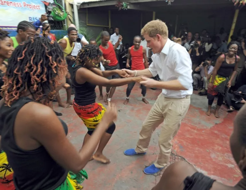 Con gran éxito culminó la primera gira diplomática del nieto de la Reina Isabel II por el Caribe y Sudamérica con motivo del Jubileo de Diamante de su abuela. Su imagen ahora refleja madurez
