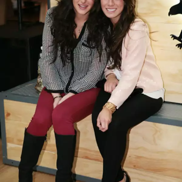 Aquí con su amiga Ximena Vázquez.