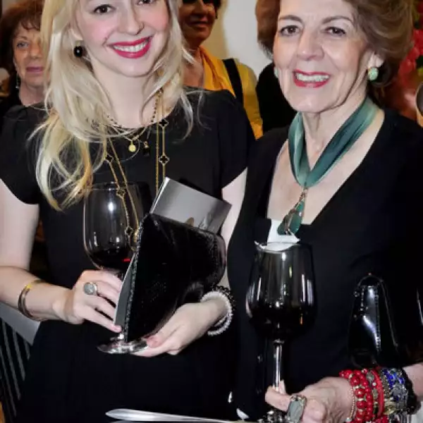 Nancy Guzmán y Anita Brunell