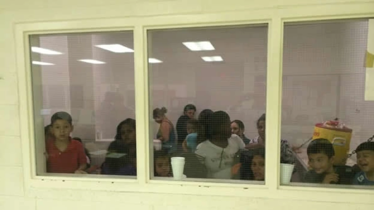 Un centro de detención en San Antonio Texas, en donde se observa a varios menores centroamericanos que cruzaron la frontera ilegalmente