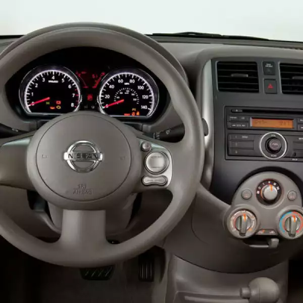 El nuevo Versa 2012 se presenta en cinco colores: acero, blanco, negro, plata, azul y rojo. Su precio fluctúa entre 165,800 y 189,500 pesos.