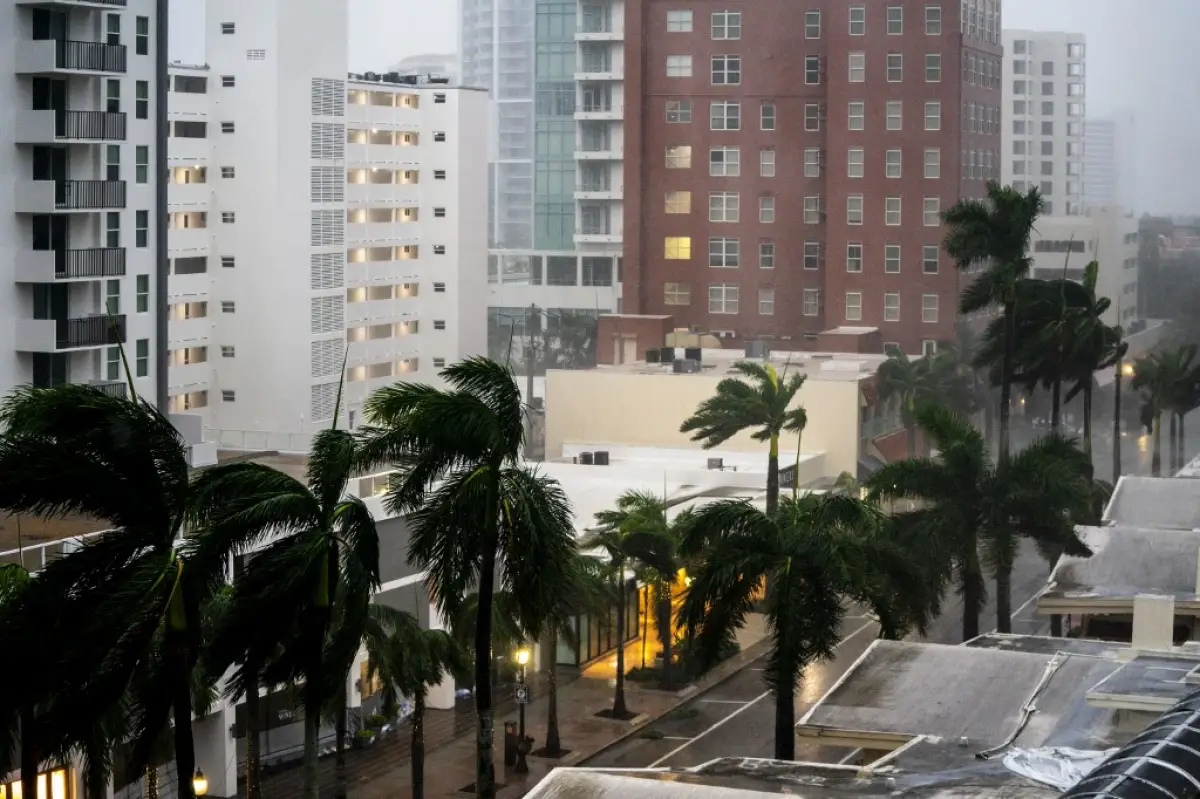El viento y la lluvia golpean el área a medida que el huracán Milton se acerca el 9 de octubre de 2024 en Sarasota, Florida. Milton, que llega justo después del reciente y catastrófico huracán Helene, golpeará la costa central del Golfo de Florida y se espera que toque tierra con vientos destructivos e inundaciones.