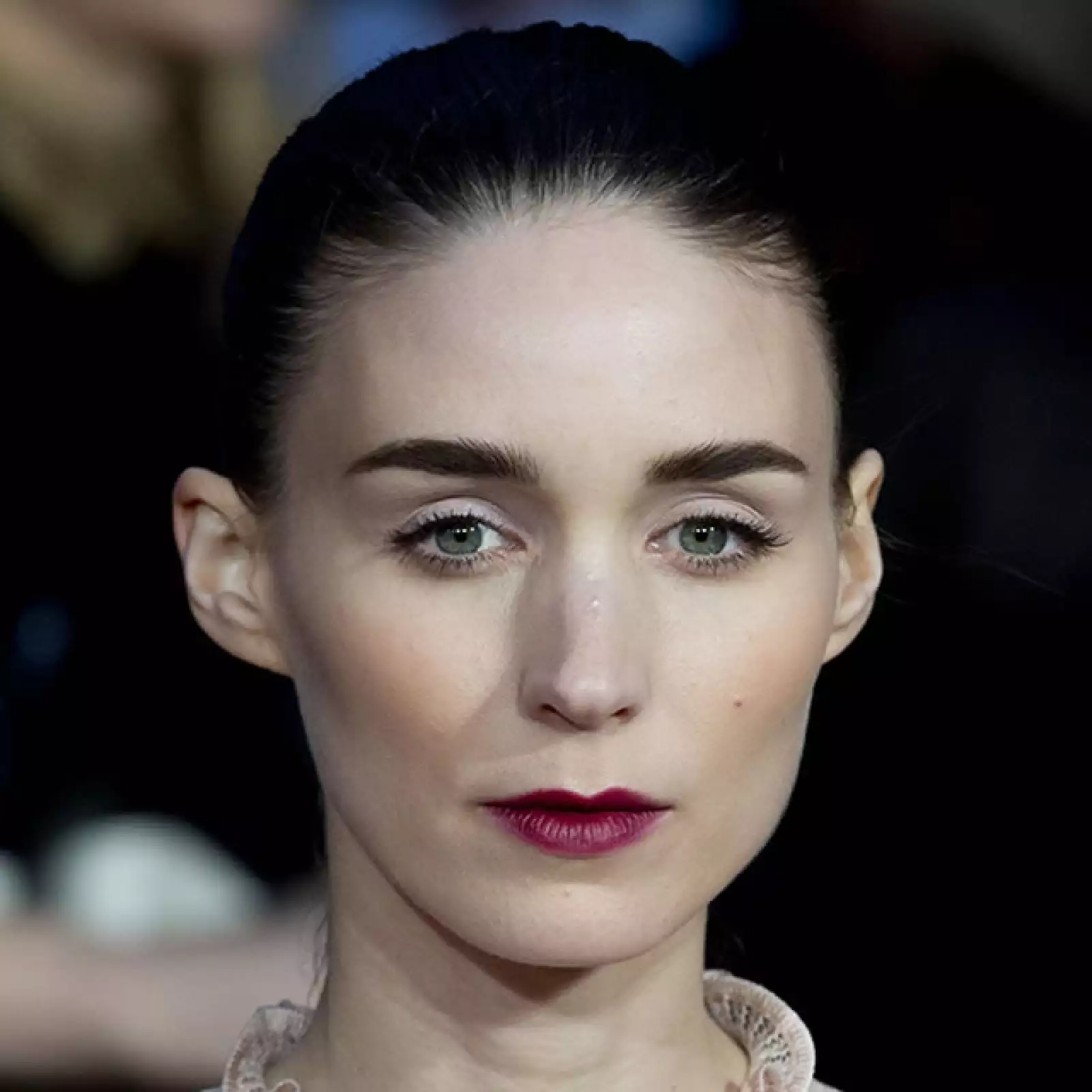 Para la premiere de `Carol´ en el BFI London Film Festival, Rooney Mara llevó un bun perfectamente peinado, sombras súper claras con pestañas largas, y labios vino. Es un look recatado y elegante que nos remonta al otoño perfecto.