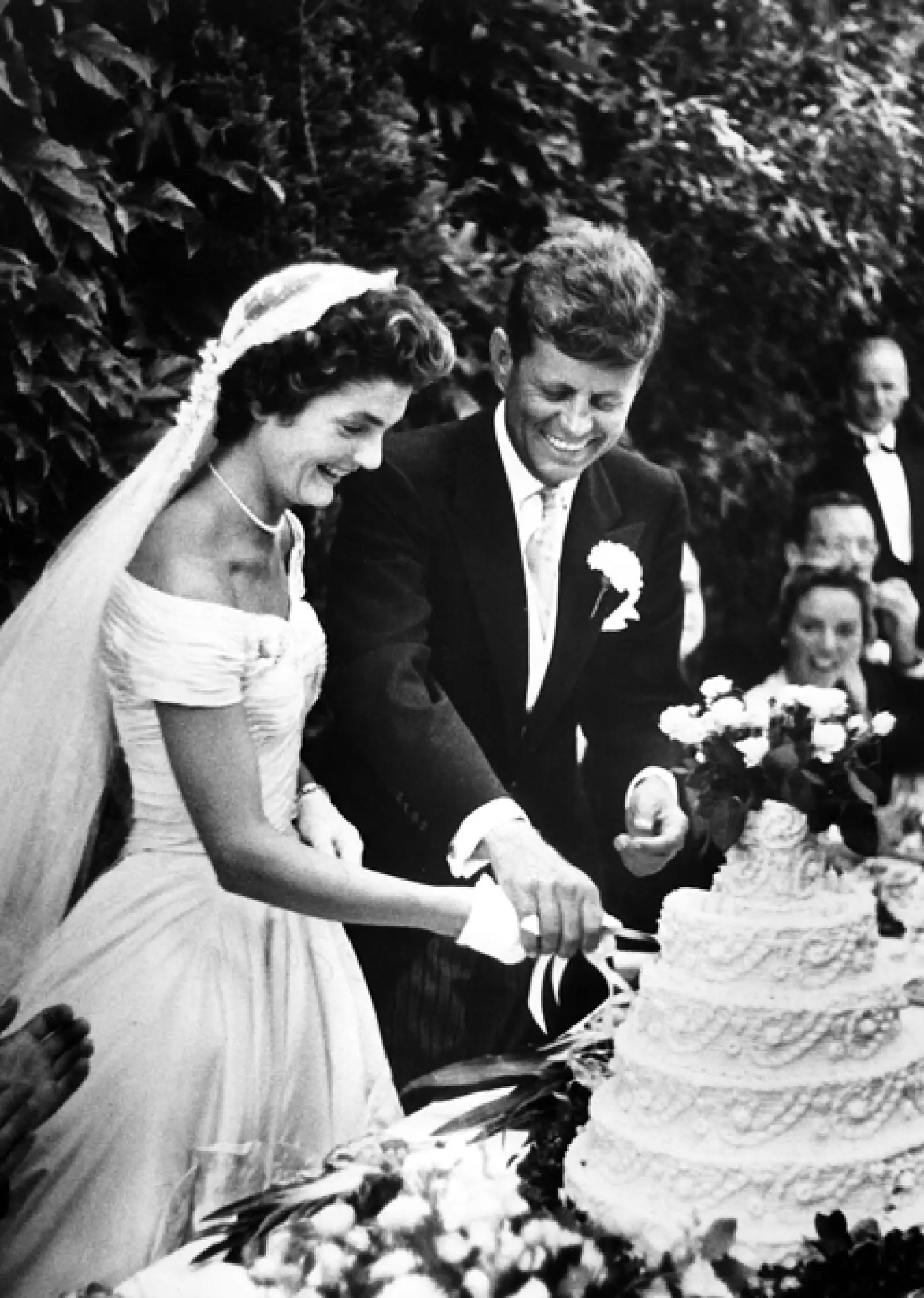 Con un vestido corte princesa diseñado por Ann Lowe, Jacqueline Kennedy contrajó nupcias con John F. Kennedy en Rhode Island en septiembre de 1953.